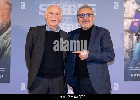 Dresda, Germania. 19th Dec, 2022. Dietrich Hollinderbäumer (l) e Wolfgang Stumph si sono presentati in anteprima al film "Stube Spezial: Ausgeliefert" nel Rundkino. Credit: Sebastian Kahnert/dpa/Alamy Live News Foto Stock