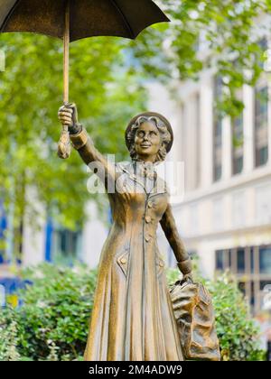 Un primo piano della statua di Mary Poppins con un ombrello e una valigia, Londra Foto Stock