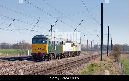 Locomotiva 31601 Devon e Cornwall Railways classe 31 che trasporta 2 classe 56s, 56091 + 56311 lungo la linea principale della costa orientale Foto Stock