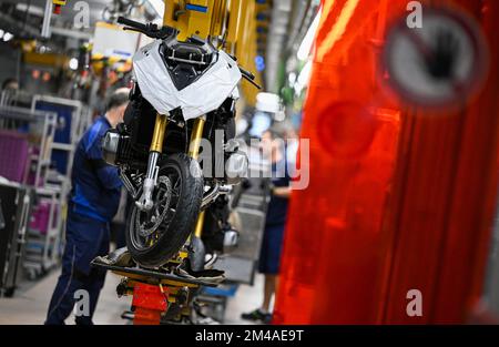 Berlino, Germania. 19th Dec, 2022. Vista della produzione motociclistica presso lo stabilimento motociclistico di Spandau. Credit: Jens Kalaene/dpa/Alamy Live News Foto Stock