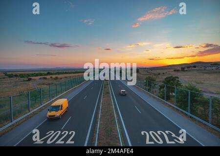 Guida su strada aperta in bella giornata di sole a nuovo anno 2023. Vista aerea Foto Stock