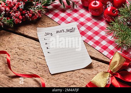 Lista degli obiettivi del nuovo anno 2023, fare l'elenco con la carta scritta a mano circa i programmi, i desideri e le idee, la bandiera di pianificazione futura Foto Stock