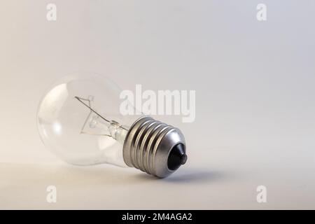 la lampadina a incandescenza si trova su uno sfondo bianco Foto Stock