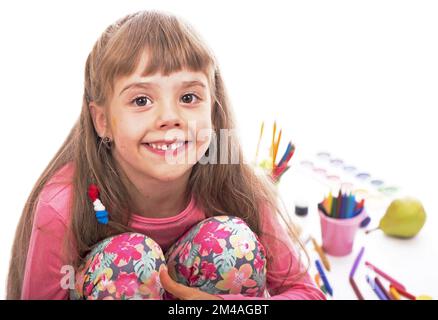 Il figlio sta disegnando. Pittura per bambini. Piccola ragazza disegna . Lo scolaro fa i compiti in arte Arte e artigianato per bambini. Dipingere sui bambini Foto Stock