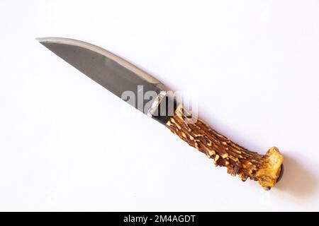 coltello con manico di un cervo su sfondo isolato Foto Stock