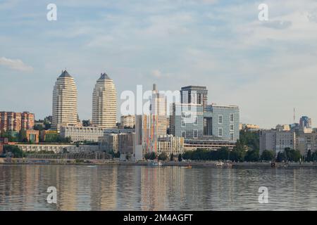 Ucraina, Dnipro - 03 luglio 2020. L'argine centrale della città di Dnieper in Ucraina. Vista dal fiume Dnieper. Foto Stock