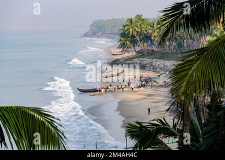 La pesca con i vecchi metodi è un lavoro duro e ancora praticato nei piccoli villaggi lungo la costa intorno Varkala Foto Stock