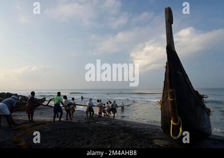 La pesca con i vecchi metodi è un lavoro duro e ancora praticato nei piccoli villaggi lungo la costa intorno Varkala Foto Stock