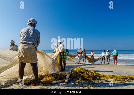 La pesca con i vecchi metodi è un lavoro duro e ancora praticato nei piccoli villaggi lungo la costa intorno Varkala. Varkala , India Foto Stock