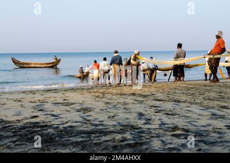 La pesca con i vecchi metodi è un lavoro duro e ancora praticato nei piccoli villaggi lungo la costa intorno Varkala Foto Stock