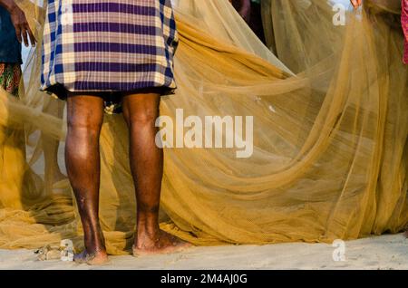 La pesca con i vecchi metodi è un lavoro duro e ancora praticato nei piccoli villaggi lungo la costa intorno Varkala Foto Stock