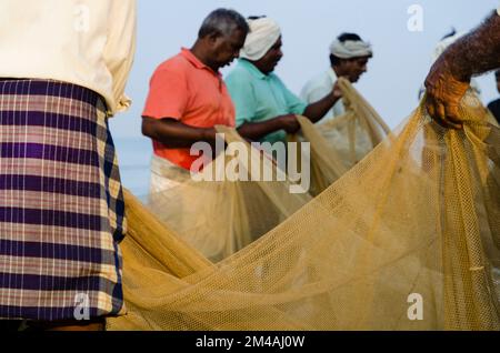 La pesca con i vecchi metodi è un lavoro duro e ancora praticato nei piccoli villaggi lungo la costa intorno Varkala Foto Stock