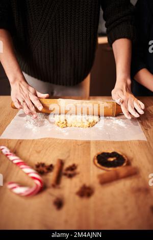 Biscotti di Natale. Preparazione di biscotti di pan di zenzero per le feste. Pasta di pan di zenzero. Sfondo cottura di Natale. Forma per il taglio del pan di zenzero. Allegro Foto Stock