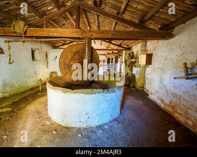 Frantoio - Museo all'aperto alle Grotte di Scurati o "Grotta Mangiapane" un antico insediamento abitato fin dal Paleolitico superiore, che mostra tradizioni artigianali e vita rurale in Sicilia - Custonaci, Sicilia, Italia Foto Stock