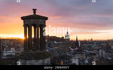 Vecchio monumento a Dugald Stewart con colonne situate su Calton Hill contro il cielo nuvoloso e la strada di Edimburgo, Scozia Foto Stock