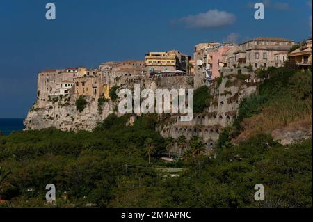 Il pennacchio di Stromboli, uno dei tre vulcani attivi d’Italia, è visibile nelle giornate limpide dai belvederi e dai balconi del centro storico di Tropea, sulla costa occidentale della Calabria, Che è arroccato su verticali scogliere di arenaria sopra la vegetazione lussureggiante, spiagge di sabbia fine e il turchese Mar Tirreno. Foto Stock