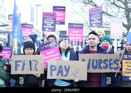 I membri del Royal College of Nursing (RCN) sulla linea del picket al di fuori del St Thomas' Hospital, nel centro di Londra, mentre gli infermieri in Inghilterra, Galles e Irlanda del Nord intraprendono un'azione industriale oltre la retribuzione. Data immagine: Martedì 20 dicembre 2022. Foto Stock