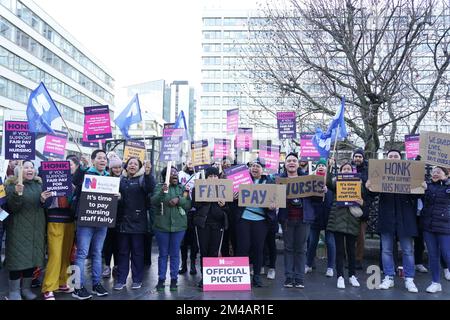 I membri del Royal College of Nursing (RCN) sulla linea del picket al di fuori del St Thomas' Hospital, nel centro di Londra, mentre gli infermieri in Inghilterra, Galles e Irlanda del Nord intraprendono un'azione industriale oltre la retribuzione. Data immagine: Martedì 20 dicembre 2022. Foto Stock