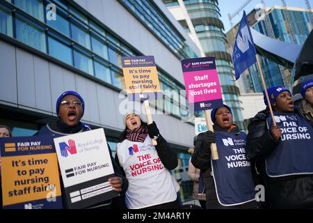 I membri del Royal College of Nursing (RCN) sulla linea del picket al di fuori del St Thomas' Hospital, nel centro di Londra, mentre gli infermieri in Inghilterra, Galles e Irlanda del Nord intraprendono un'azione industriale oltre la retribuzione. Data immagine: Martedì 20 dicembre 2022. Foto Stock