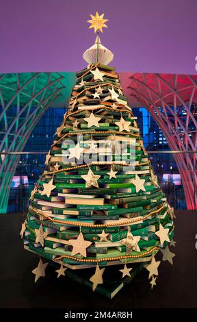 Albero di Natale fatto di libri. Visto a Brookfield Place, Manhattan, New York, USA Foto Stock