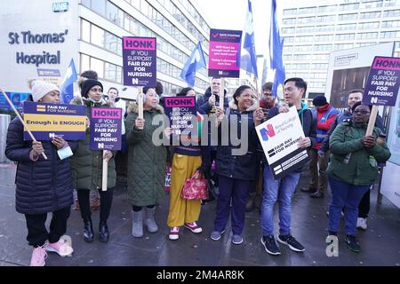 I membri del Royal College of Nursing (RCN) sulla linea del picket al di fuori del St Thomas' Hospital, nel centro di Londra, mentre gli infermieri in Inghilterra, Galles e Irlanda del Nord intraprendono un'azione industriale oltre la retribuzione. Data immagine: Martedì 20 dicembre 2022. Foto Stock