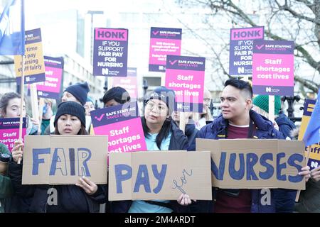 I membri del Royal College of Nursing (RCN) sulla linea del picket al di fuori del St Thomas' Hospital, nel centro di Londra, mentre gli infermieri in Inghilterra, Galles e Irlanda del Nord intraprendono un'azione industriale oltre la retribuzione. Data immagine: Martedì 20 dicembre 2022. Foto Stock