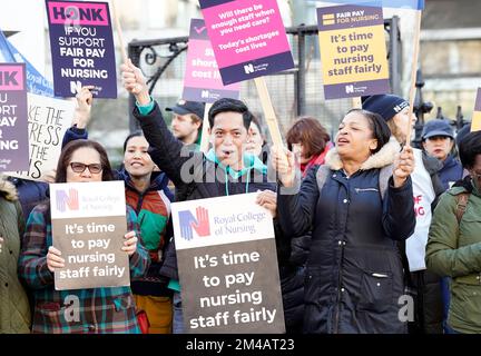 I membri del Royal College of Nursing (RCN) sulla linea del picket al di fuori del St Thomas' Hospital, nel centro di Londra, mentre gli infermieri in Inghilterra, Galles e Irlanda del Nord intraprendono un'azione industriale oltre la retribuzione. Data immagine: Martedì 20 dicembre 2022. Foto Stock