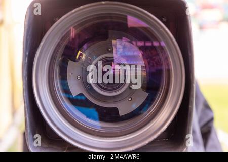 Fotocamera da stadio ravvicinato, primo piano dell'obiettivo della fotocamera. mini stadio cittadino riflesso nell'obiettivo. BORNOVA AZIZ KOCAOĞLU Stadium, Doganlar Stadium Foto Stock