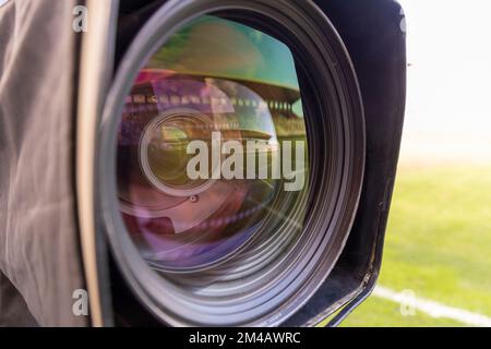 Fotocamera da stadio ravvicinato, primo piano dell'obiettivo della fotocamera. mini stadio cittadino riflesso nell'obiettivo. BORNOVA AZIZ KOCAOĞLU Stadium, Doganlar Stadium Foto Stock