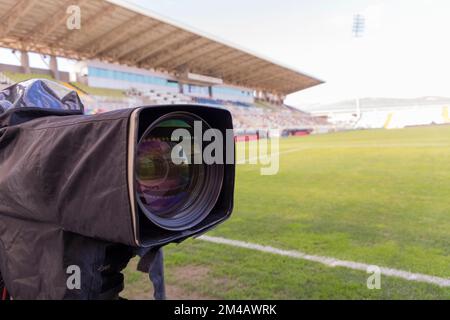 Fotocamera da stadio ravvicinato, primo piano dell'obiettivo della fotocamera. mini stadio cittadino riflesso nell'obiettivo. BORNOVA AZIZ KOCAOĞLU Stadium, Doganlar Stadium Foto Stock