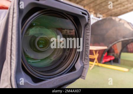 Fotocamera da stadio ravvicinato, primo piano dell'obiettivo della fotocamera. mini stadio cittadino riflesso nell'obiettivo. BORNOVA AZIZ KOCAOĞLU Stadium, Doganlar Stadium Foto Stock