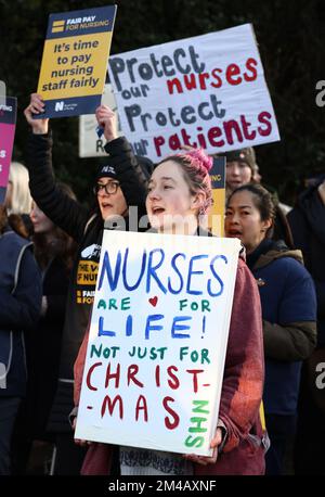 Nottingham, Nottinghamshire, Regno Unito. 20th dicembre 2022. Gli infermieri si trovano su una linea di picket fuori dal Centro medico di QueenÕs dopo che gli infermieri in Inghilterra, Galles e Irlanda del Nord hanno iniziato il secondo di due scioperi di un giorno sulla retribuzione. Credit Darren Staples/Alamy Live News. Foto Stock