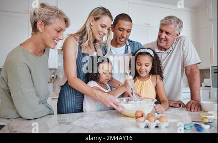 Famiglia in cucina, cottura e nonni con bambini, genitori e legame per tempo di qualità, amore e sorriso insieme. Madre, padre e figlie con Foto Stock