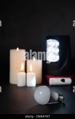 Interruzione dell'alimentazione, attacco alle centrali elettriche in Ucraina - la lampadina non si illumina, torce e candele come fonti di luce e calore Foto Stock