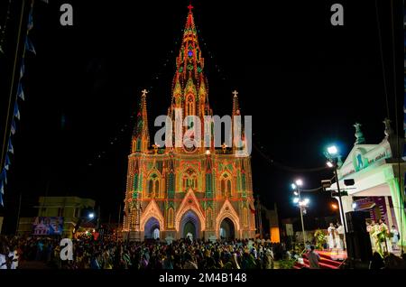 Splendidamente decorato St. Cattedrale di Maria alla vigilia di Capodanno a Kanyakumari di notte. Kanyakumari , India Foto Stock