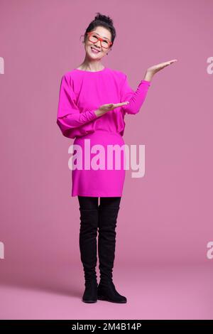 Studio shot di umorosa donna cinese anziana Foto Stock