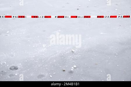 Monaco, Germania. 20th Dec, 2022. Un sottile strato di ghiaccio è cordonato al canale di Nymphenburger con un nastro flutter con l'iscrizione 'Polizei'. Credit: Sven Hoppe/dpa/Alamy Live News Foto Stock