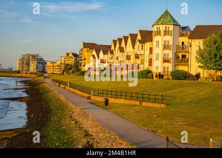 Sviluppo sulle rive del Tamigi a Greenhithe Kent Foto Stock