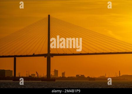 Il ponte di Dartford sul Tamigi al tramonto Foto Stock