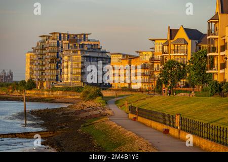 Sviluppo sulle rive del Tamigi a Greenhithe Kent Foto Stock