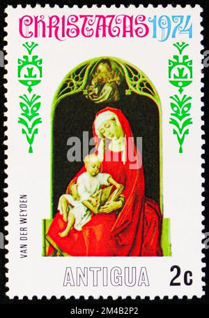 MOSCA, RUSSIA - 29 OTTOBRE 2022: Francobollo stampato ad Antigua mostra Madonna, dipinto di van der Weyden, serie di Natale, circa 1974 Foto Stock