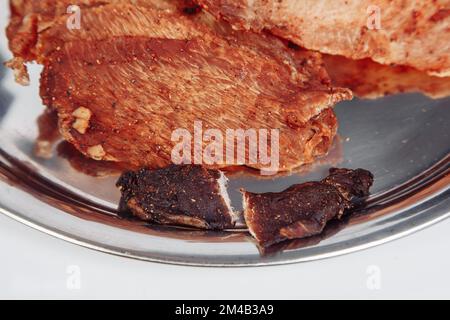 Primo piano di carne di carne di carne di telaio completo. pezzi piccoli e sottili tagliati in triangoli Foto Stock