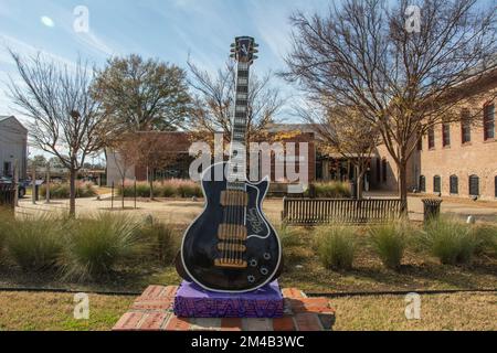 Indianola, USA – 1 dicembre 2022 - scultura di chitarra tributo di fronte al B.B. King Museum e Delta Interpretive Center a Indianola, Mississippi Foto Stock