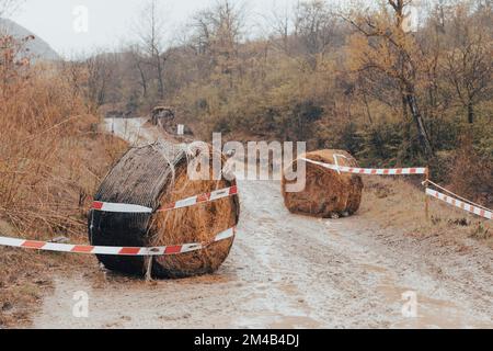 Vista ad angolo alto del terreno polveroso con balle di fieno e recinzioni. Concetto di terreni da rally e fuoristrada. Spazio di copia. Foto Stock