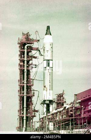 Progetto Gemini 1: Il carro Rocket Titan al piazzale di lancio, USA Aprile 1964 Foto Stock