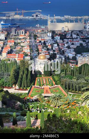 Haifa, Israele. Paesaggio urbano di Haifa con i giardini di Baha'i. Foto Stock