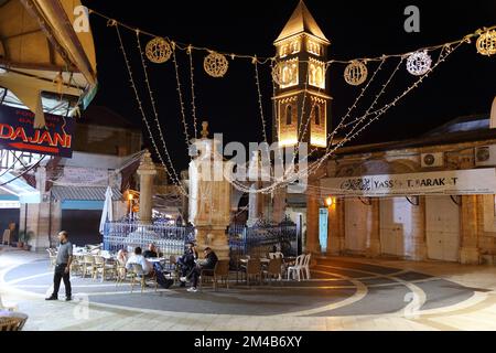 GERUSALEMME, ISRAELE - 29 OTTOBRE 2022: La gente visita Suq Aftimos e la fontana del Muristan nel quartiere cristiano di Gerusalemme, Israele. Gerusalemme è una magg Foto Stock