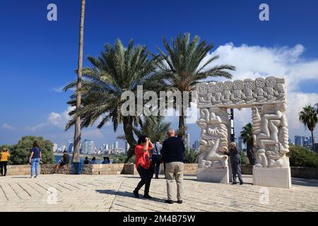 TEL AVIV, ISRAELE - 2 NOVEMBRE 2022: La gente visita il Parco Abrasha nella città vecchia di Jaffa a Tel Aviv, Israele. Tel Aviv è il centro economico e tecnologico Foto Stock