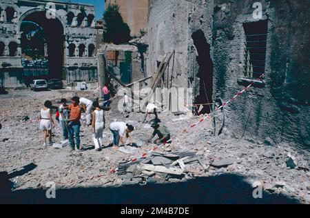 Pulizia del sito di attacco mafioso-terrorista bombardamento a St. Giorgio al Velabro, Roma, Italia Luglio 1993 Foto Stock