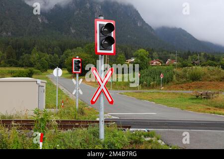 Passaggio di livello senza barriere. Traversata ferroviaria nella regione della Carinzia in Austria. Foto Stock